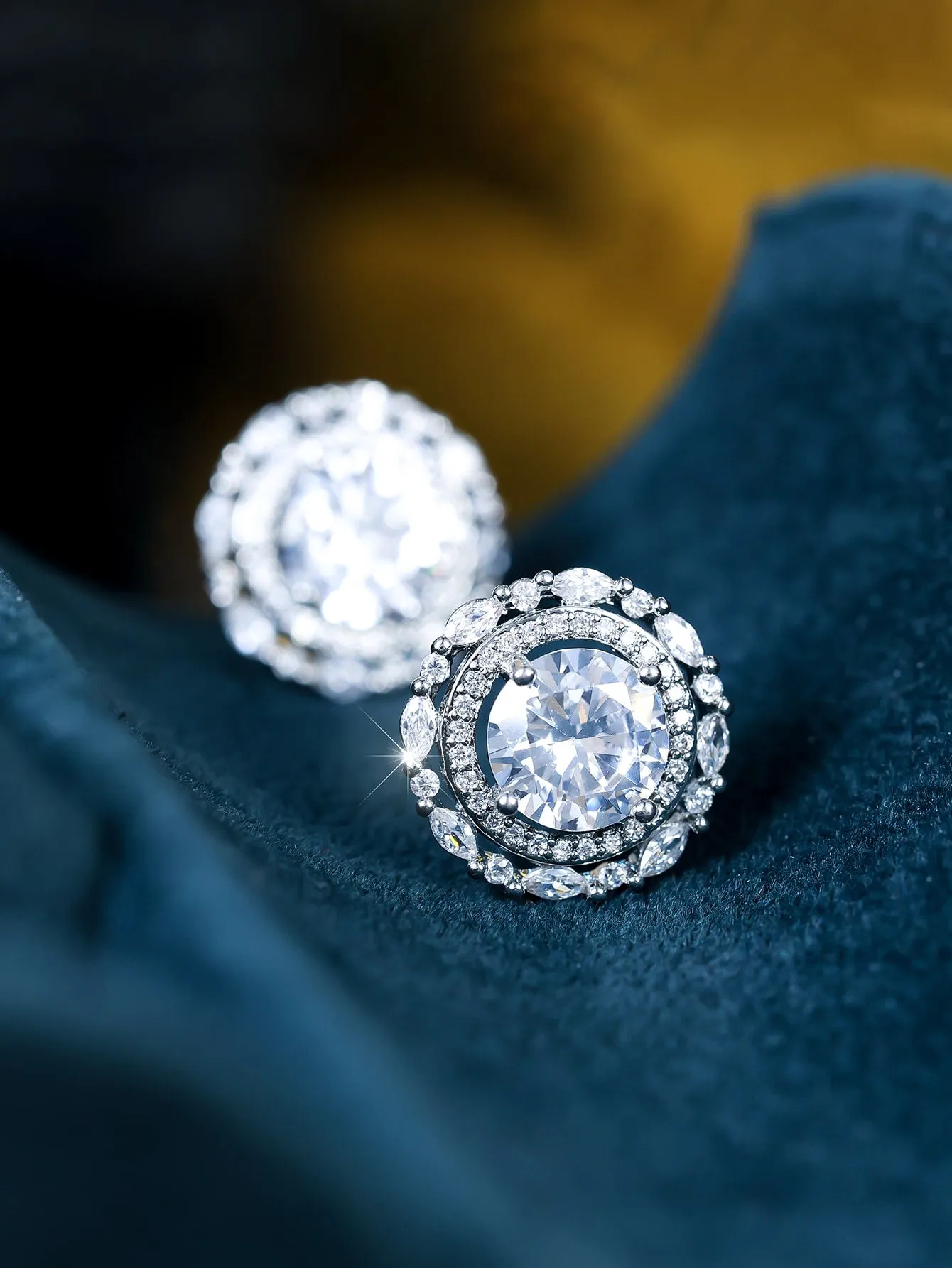 Luxurious Classic Round Micro-Inlaid White Zircon Ear Studs for Women